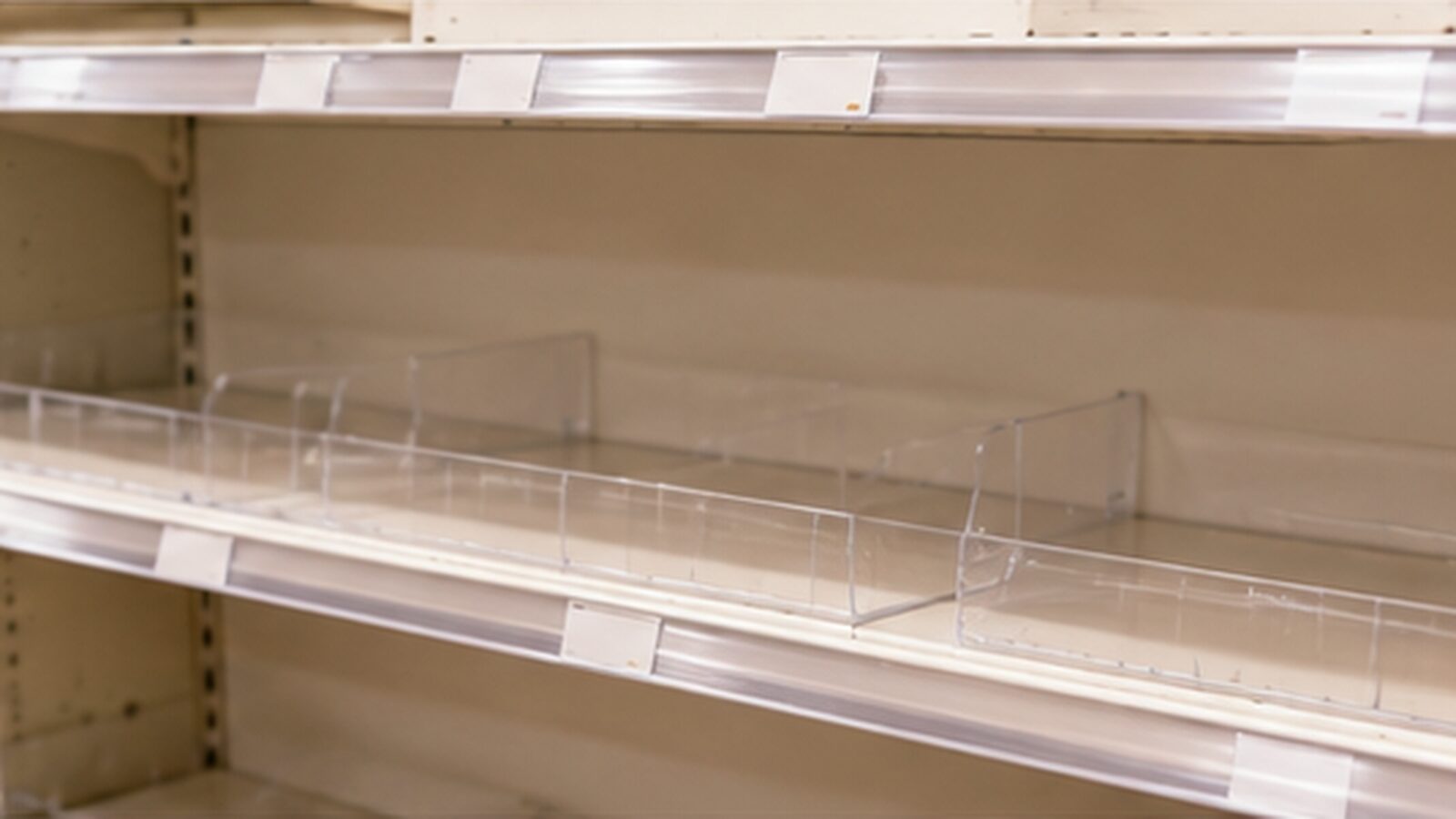 商品が少なくなったスーパーの棚で表現したモコモコの一時休売イメージ
